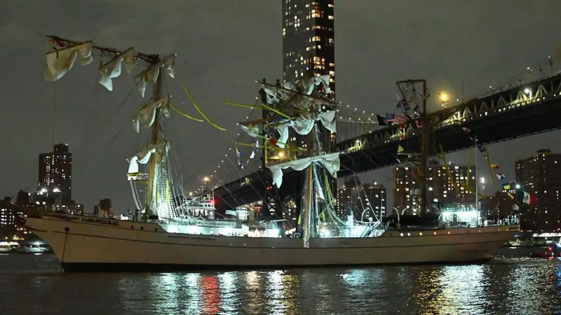 Navio do México - Quebrado após bater na Ponte do Brooklyn