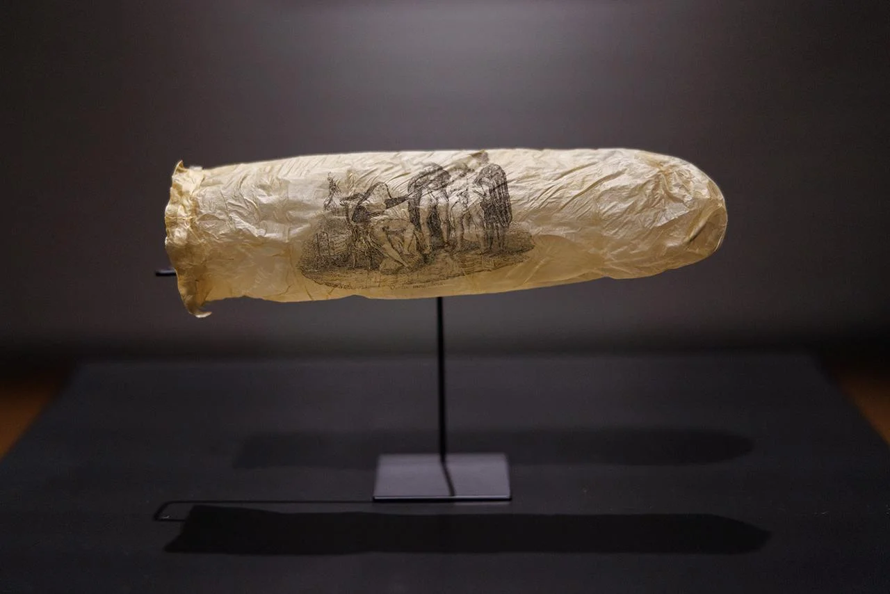 camisinha-de-200-anos-com-arte-erotica-e-exposto-no-rijksmuseum.jpg