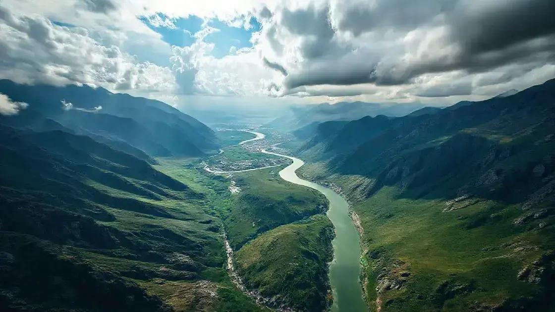 Rota da tragédia: de Gilgit para Chilas, sobre o rio Indo Rota da tragédia: de Gilgit para Chilas, sobre o rio Indo