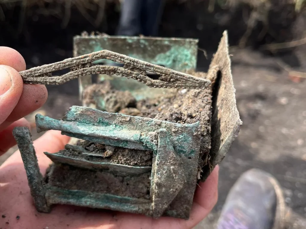 Descoberta arqueológica em Turda surpreende especialistas Caixa de Bronze real