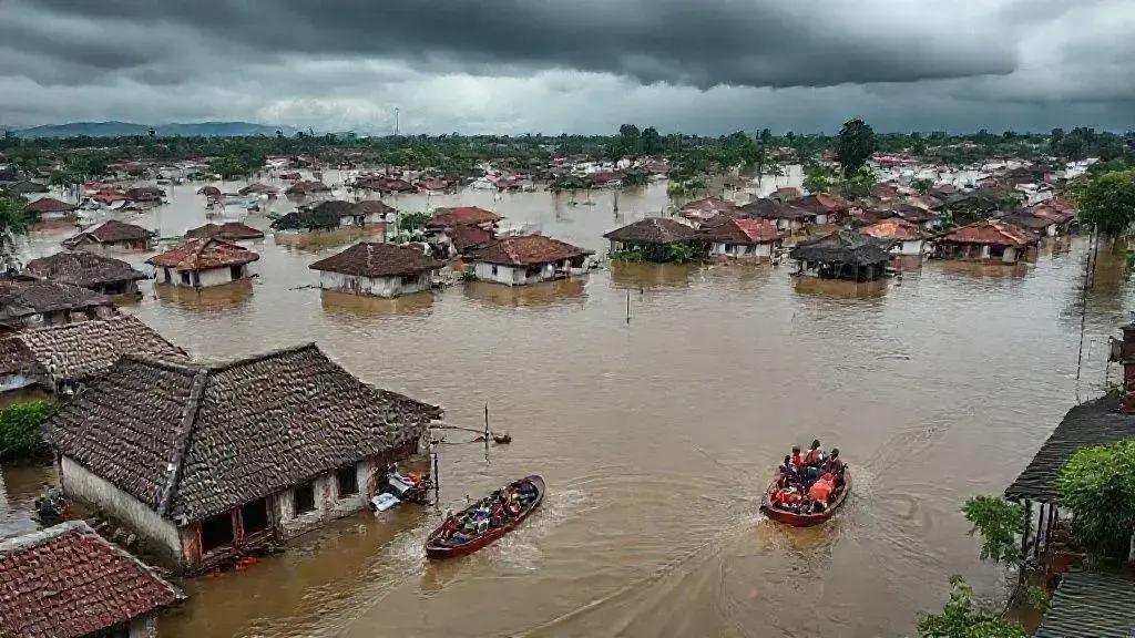 A tragédia das enchentes no Vietnã: 40 mortos e recorde de chuvas