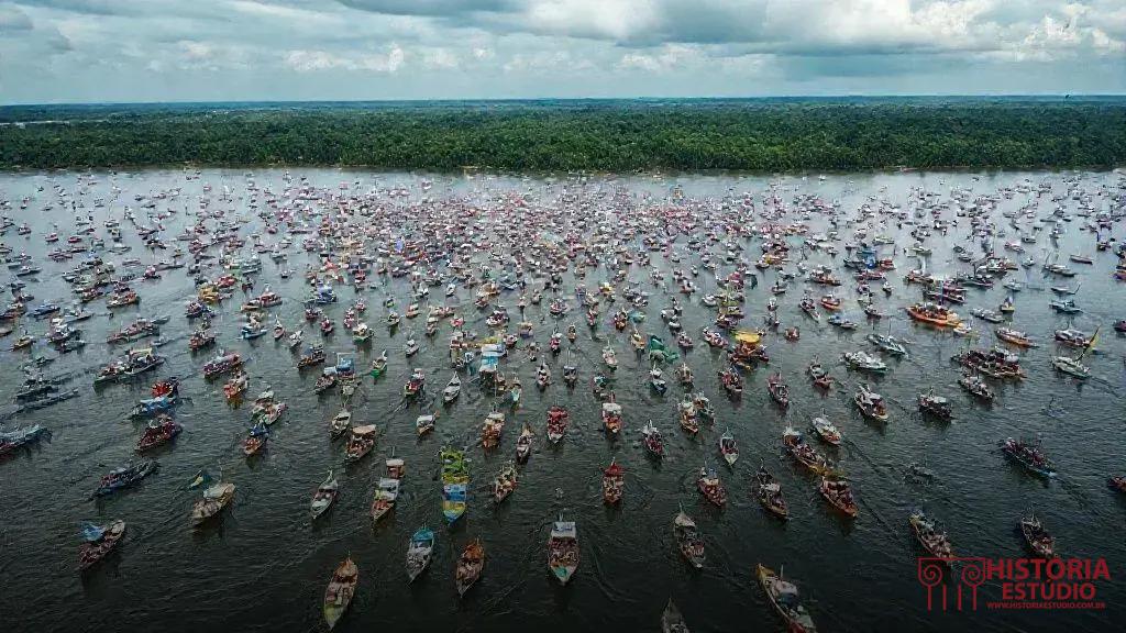 Barqueata reúne 5 mil pessoas em Belém em protesto paralelo à COP30