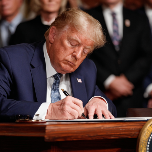 Trump implementa quase metade do Projeto 2025 em 9 meses, revela estudo