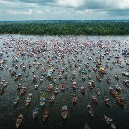 Barqueata reúne 5 mil pessoas em Belém em protesto paralelo à COP30